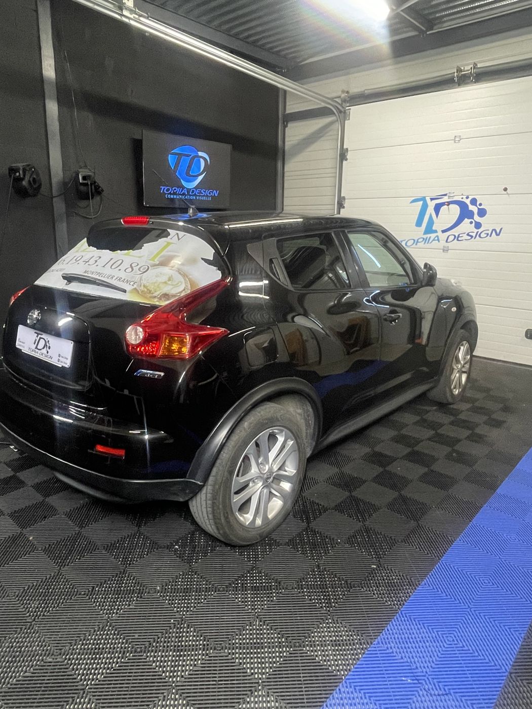 Plaque showroom posée sur Nissan Juke – plaques