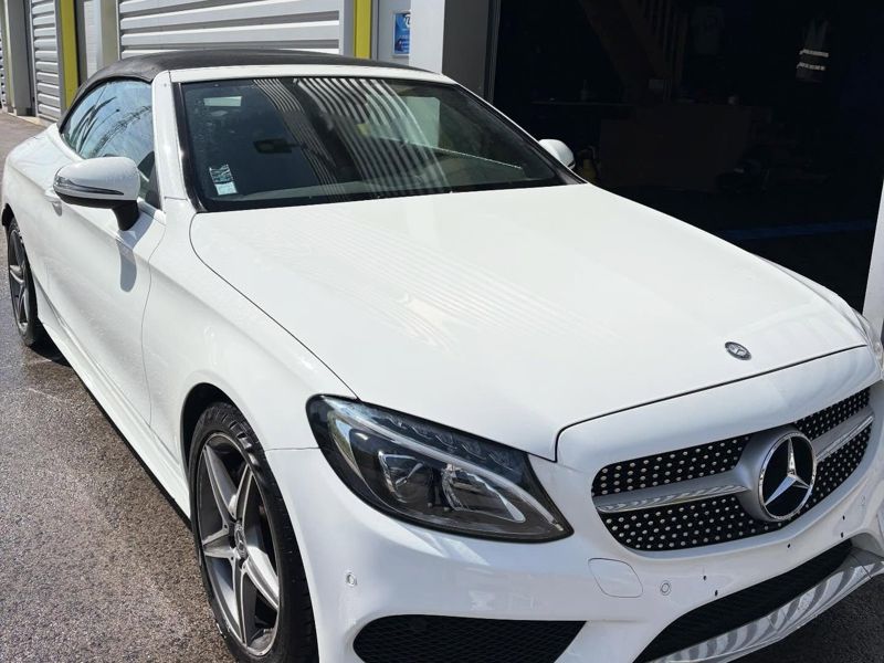 La même Mercedes avant covering, en blanc