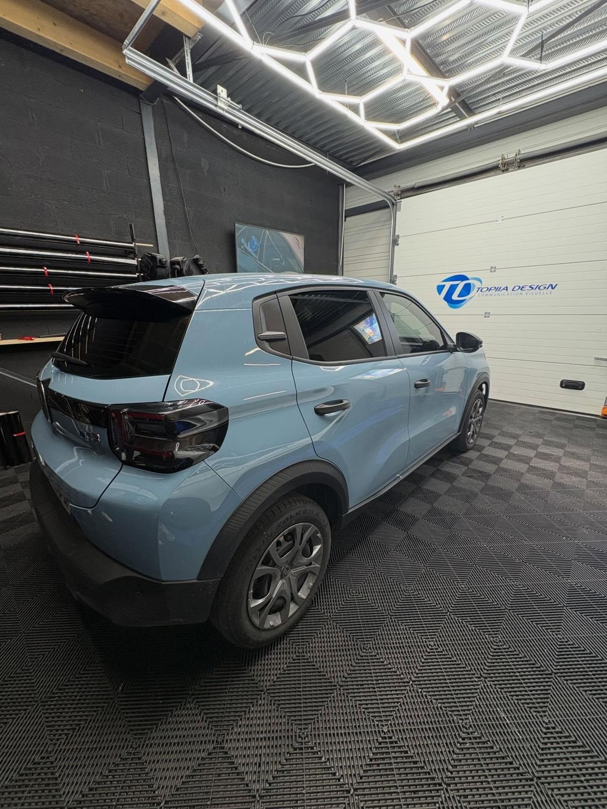 Citadine bleue avec vitres arrière teintées
